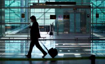 Un viajero a su llegada al aeropuerto de El Prat de Barcelona el 23 de noviembre de 2020, el primer día en que los turistas estaban obligados a presentar una prueba PCR negativa de coronavirus para entrar a España | EFE/AG