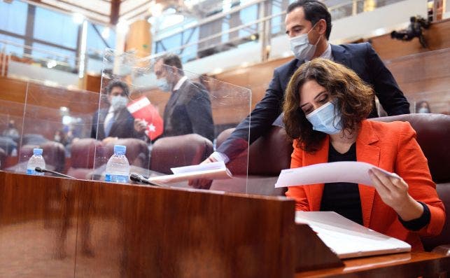 La presidenta de la Comunidad de Madrid, Isabel Díaz Ayuso (d) y el vicepresidente Ignacio Aguado (i) durante el pleno de la Asamblea celebrado este jueves para explicar la modificación del Consejo de Gobierno tras el nombramiento de Javier Luengo como co