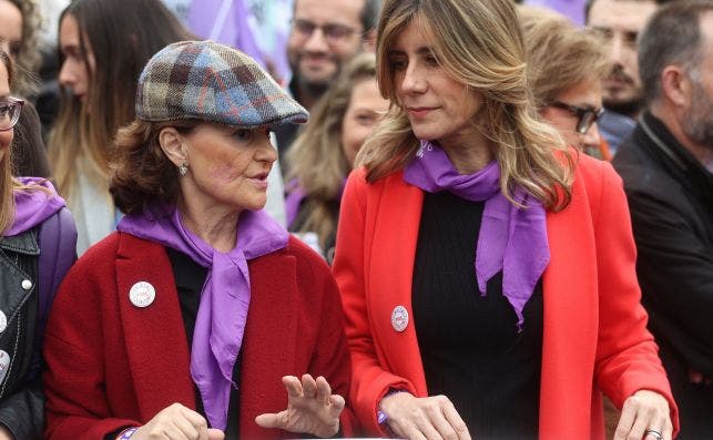 Carmen Calvo (i), vicepresidenta del Gobierno, conversa con Begoña Gómez, esposa de Pedro Sánchez, durante la manifestación del 8M en Madrid. Las dos dieron positivo por coronavirus / Efe