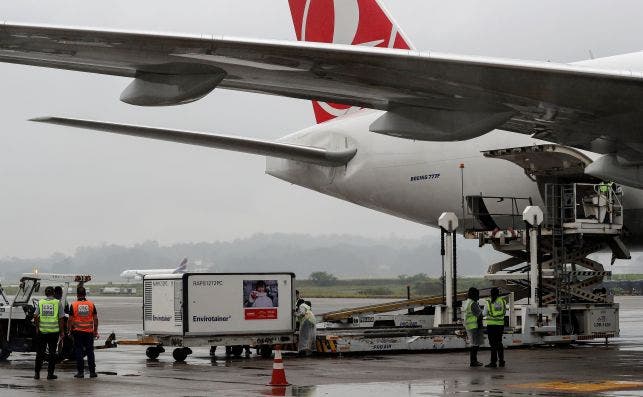 Trabajadores descargan hoy, jueves del avión de la aerolínea turca Turkish, en el aeropuerto internacional de Guarulhos, que opera para la ciudad de Sao Paulo (Brasil), el primer lote de la "Coronavac", la vacuna contra la covid-19 desarrollada por el lab