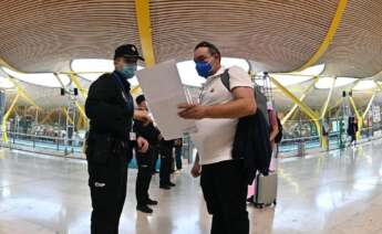 Agentes de la Policía Nacional controlan el acceso a la T-4 del Aeropuerto Adolfo Suárez Madrid-Barajas. EFE/Fernando Villar/Archivo