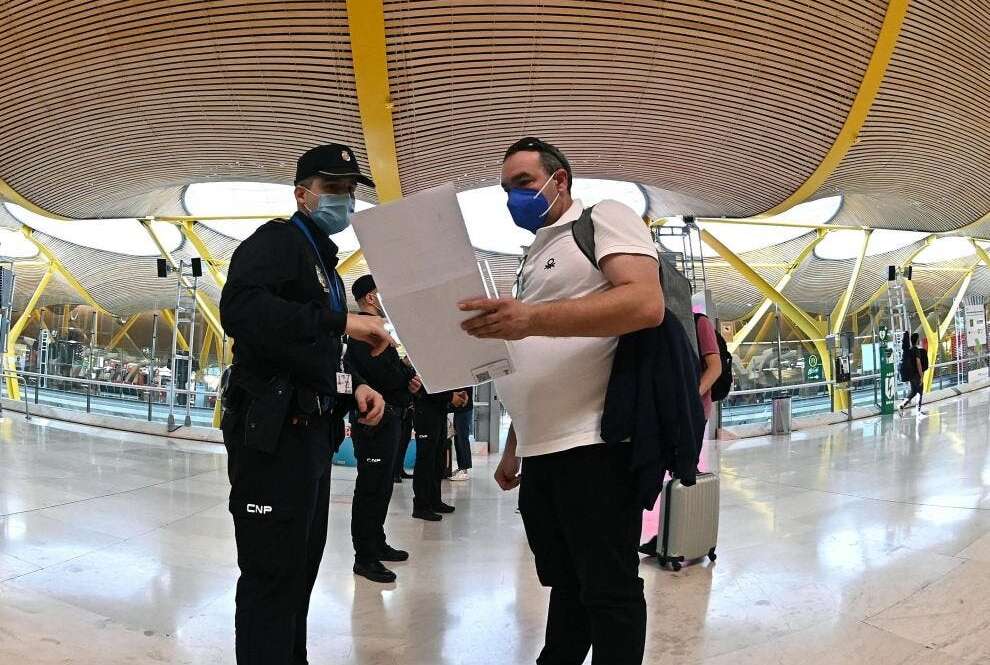 Agentes de la Policía Nacional controlan el acceso a la T-4 del Aeropuerto Adolfo Suárez Madrid-Barajas. EFE/Fernando Villar/Archivo