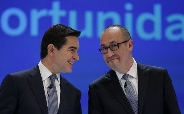 Carlos Torres y Onur Genç, presidente y consejero delegado de BBVA, en la junta de accionistas del año pasado. EFE