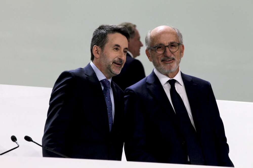 Josu Jon Imaz y Antoni Brufau, consejero delegado y presidente de Repsol. EFE