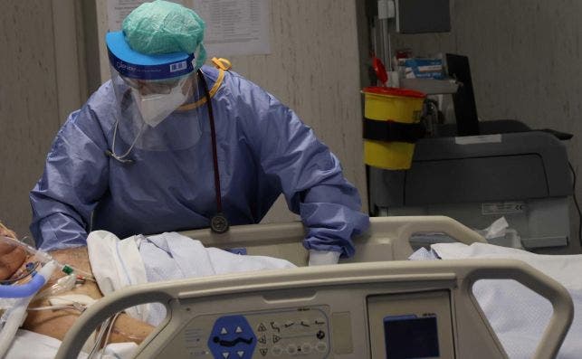 Médico equipado con EPI mientras traslada a un enfermo grave de Covid-19 en el hospital de Poliambulanza, en Brescia (Italia) / EFE