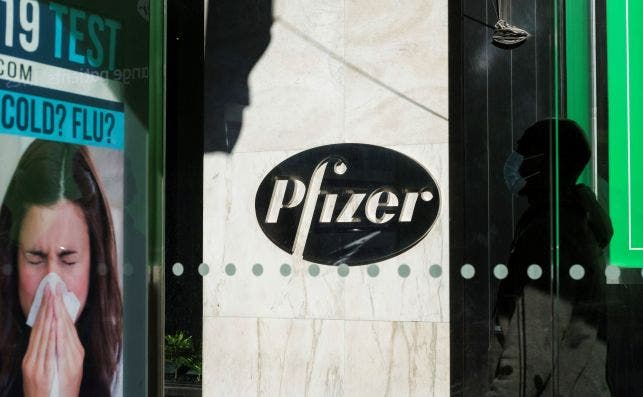 Una persona accede a la sede central de la farmacéutica Pfizer en Nueva York, que lidera la carrera internacional por la vacuna de coronavirus. EFE/EPA/JUSTIN LANE