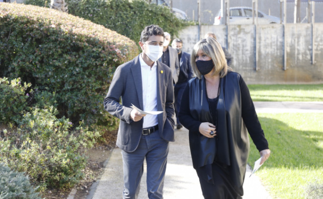 El consejero Damià Calvet y la alcaldesa Nuria Marín a finales de noviembre en L’Hospitalet de Llobregat. /AJUNTAMENT DE L’HOSPITALET DE LLOBREGAT