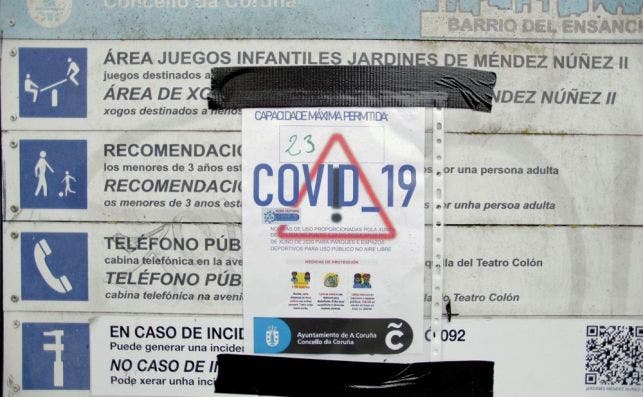 Anuncio de limitación de aforo en un parque en A Coruña a causa del Covid. Efe (Cabalar)