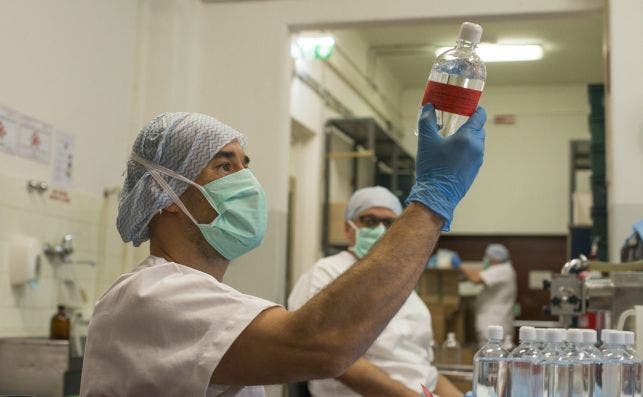 Un médico mientras prueba un fármaco, como el del Institut Pasteur, que podría en el mercado en 2021 si funcionan los ensayos clínicos / EFE