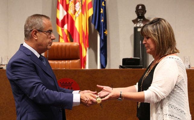 La presidenta de la diputación de Barcelona, Nuria Marín, investida presidenta de la diputación por su antecesor en el ayuntamiento de l'Hospitalet y la provincia, Celestino Corbacho / Diba