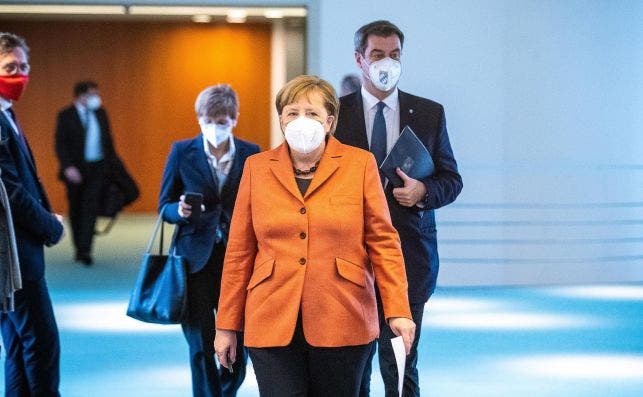 La canciller alemana, Angela Merkel, antes de la rueda de prensa en la que anunció las nuevas restricciones por el coronavirus, el 13 de diciembre de 2020 en Berlín | EFE/EPA/RR