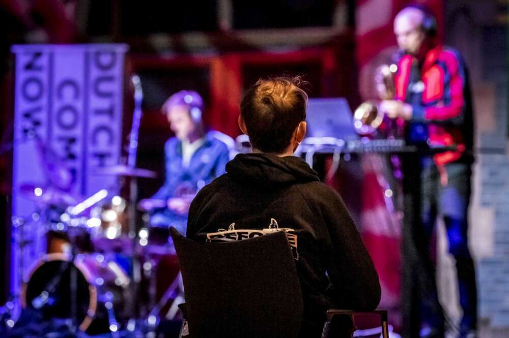 Una persona disfruta de un concierto en un local de ocio nocturno bajo medidas de seguridad como el uso de mascarilla o la distancia social. EFE/Archivo