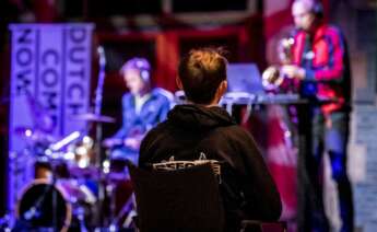 Una persona disfruta de un concierto en un local de ocio nocturno bajo medidas de seguridad como el uso de mascarilla o la distancia social. EFE/Archivo