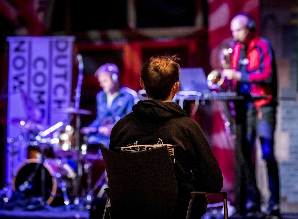 Una persona disfruta de un concierto en un local de ocio nocturno bajo medidas de seguridad como el uso de mascarilla o la distancia social. EFE/Archivo