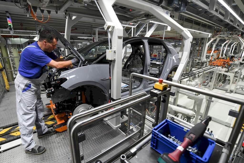 Un operario trabaja en una fábrica de coches. EFE