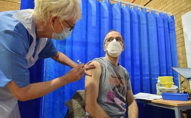 Un paciente británico recibe la primera dosis de la vacuna de Pfizer y Biontech 