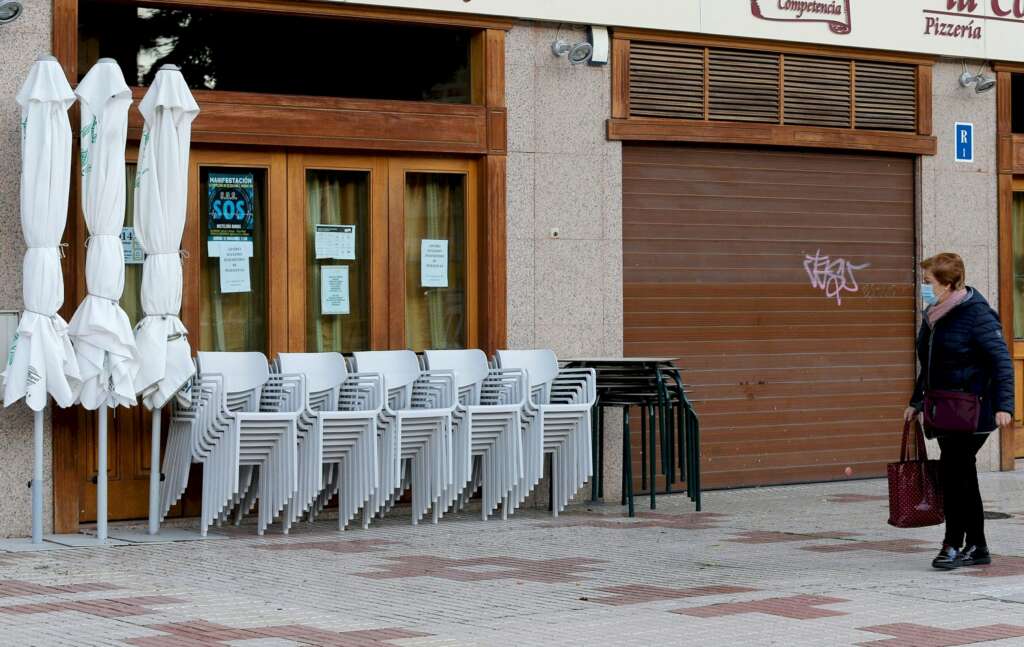 Un bar de Burgos cerrado por la crisis del coronavirus. El sector de la hostelería será de los más castigados si se produce una subida del salario mínimo a 1.000 euros, según un informe de la patronal Cepyme