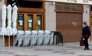 Un bar de Burgos cerrado por la crisis del coronavirus.