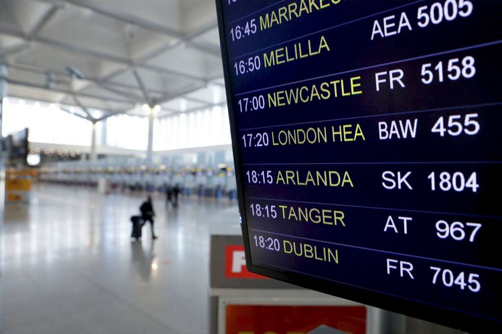 Panel de información de los vuelos del aeropuerto de Málaga previstos para este lunes. La cancelación de vuelos procedentes del Reino Unido no será efectiva hasta este martes. /EFE/Jorge Zapata