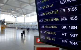 Panel de información de los vuelos del aeropuerto de Málaga previstos para este lunes. La cancelación de vuelos procedentes del Reino Unido no será efectiva hasta este martes. /EFE/Jorge Zapata