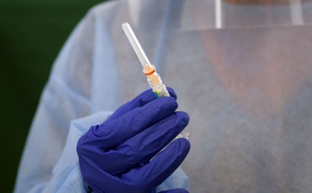 Un médico aguanta una dosis de la vacuna contra la gripe / EFE