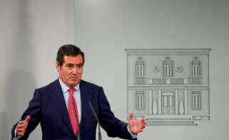 El presidente de la Confederación Española de Organizaciones Empresariales (CEOE), Antonio Garamendi, tras reunirse con Pedro Sánchez en La Moncloa / EFE