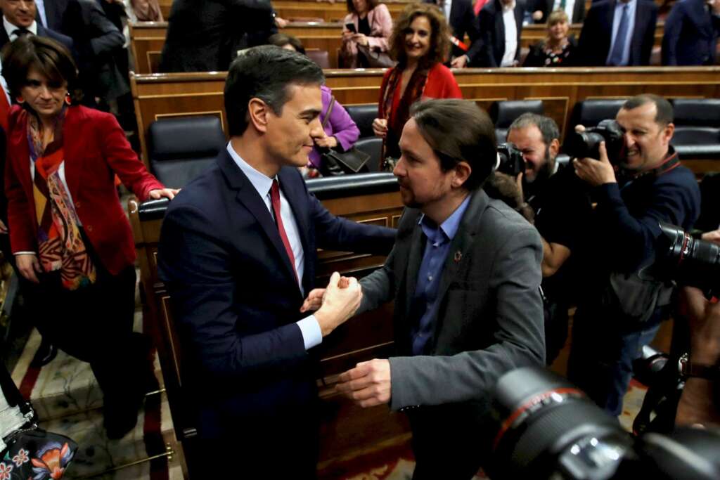 El presidente del Gobierno, Pedro Sánchez, junto a Pablo Iglesias en el Congreso de los Diputados en la sesión de investidura en enero de 2020 / EFE
