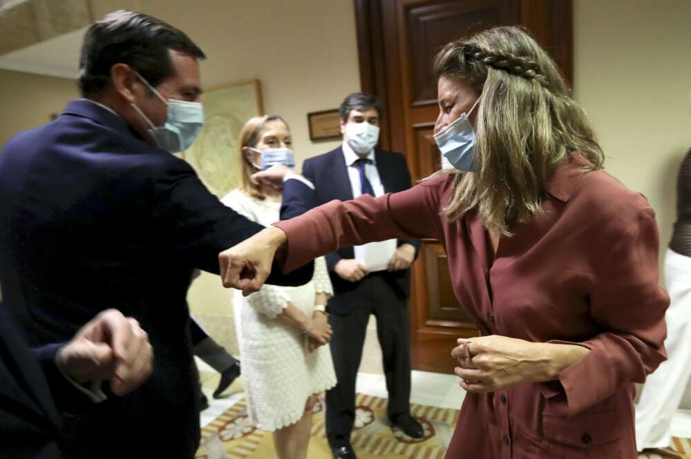 Yolanda Díaz se saluda con el presidente de la patronal, Antonio Garamendi, en una imagen de archivo. / EFE