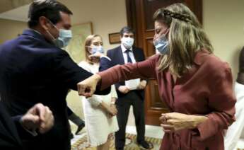 Yolanda Díaz se saluda con el presidente de la patronal, Antonio Garamendi, en una imagen de archivo. / EFE