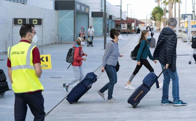 Llegada de turistas al aeropuerto de Tenerife Sur, el 24 de octubre de 2020. Un control fronterizo temprano habría ayudado a frenar la primera ola de Covid-19 en España, según un informe del Instituto de Biomedicina de Valencia | EFE/MB/Archivo