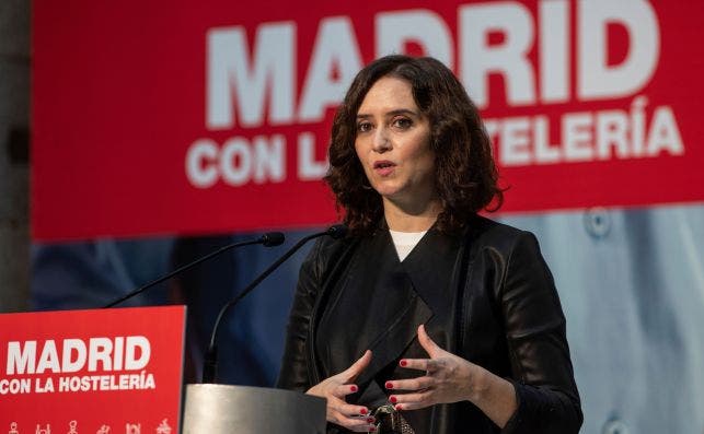 La presidenta de la Comunidad de Madrid, Isabel Díaz Ayuso, da un discurso durante el acto "Madrid con la hostelería" celebrado este viernes en la Real Casa de Correos en Madrid. EFE/Rodrigo Jiménez