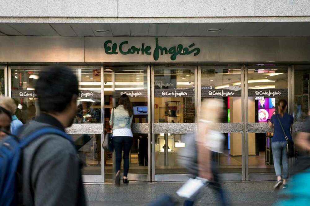 Fachada exterior de El Corte Inglés con gente pasando