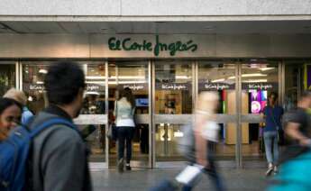 Fachada exterior de El Corte Inglés con gente pasando