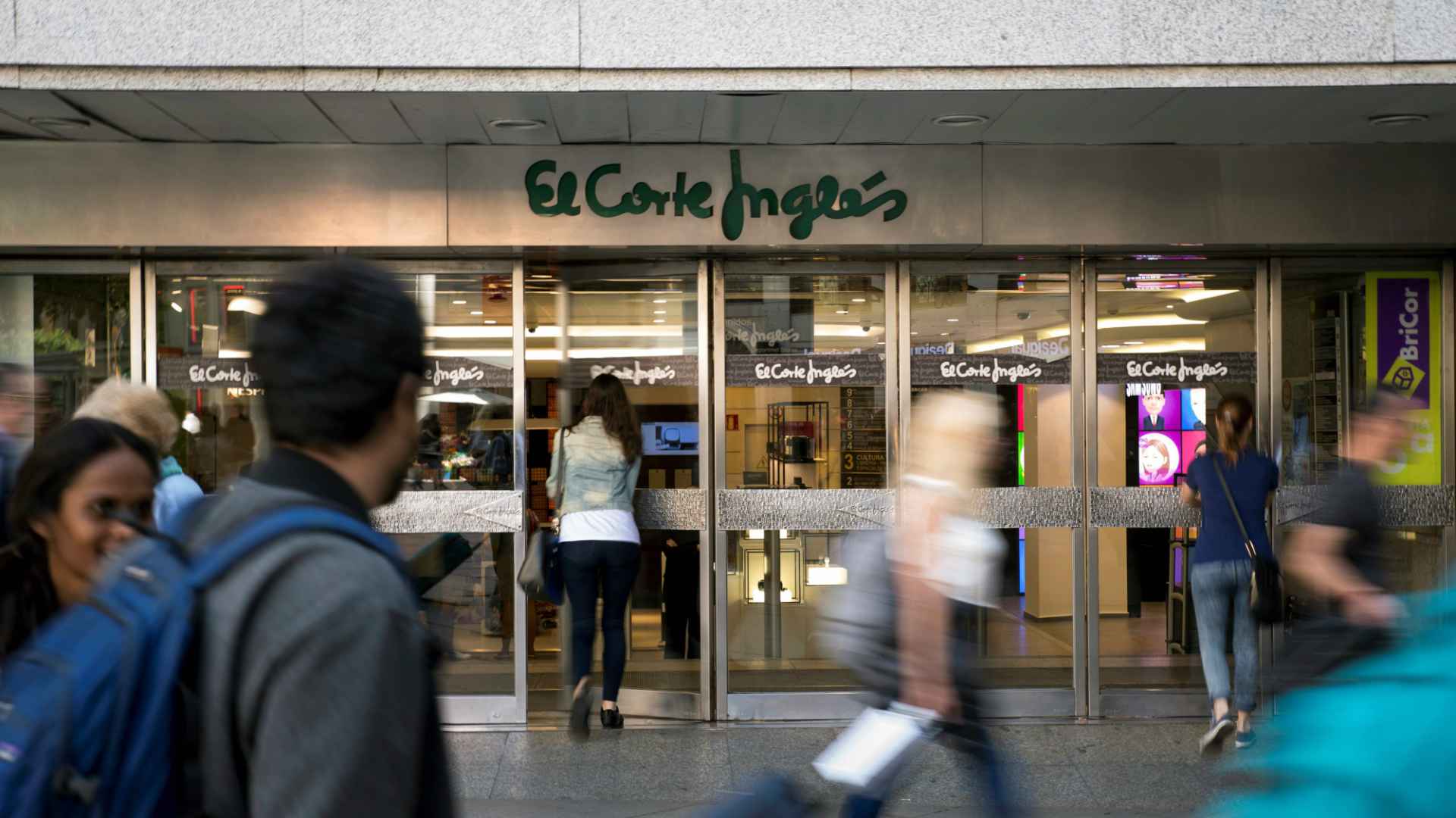 Fachada exterior de El Corte Inglés con gente pasando