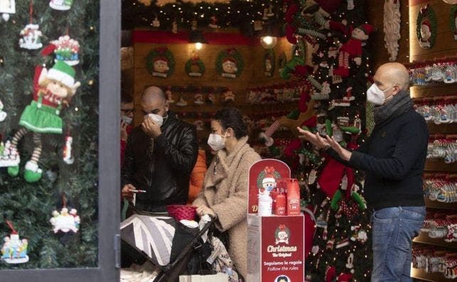 Una familia realiza las compras navideñas./ EFE