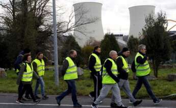 Un grupo de trabajadores de la planta de Endesa en As Pontes, uno de los sectores afectados por los recortes de personal de la compañía. EFE/ Kiko Delgado