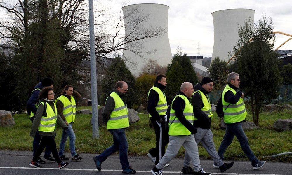 Un grupo de trabajadores de la planta de Endesa en As Pontes, uno de los sectores afectados por los recortes de personal de la compañía. EFE/ Kiko Delgado