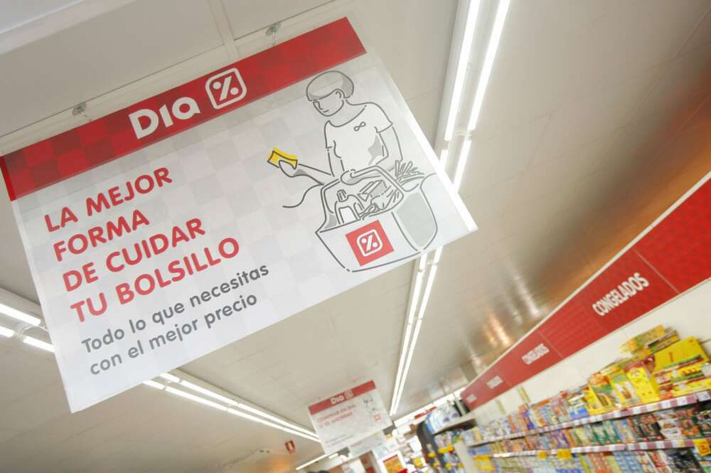 Un cartel promocional de DIA en uno de sus supermercados