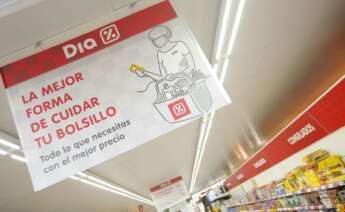 Un cartel promocional de DIA en uno de sus supermercados