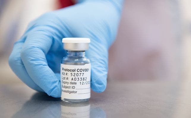 Una dosis de la vacuna de Oxford y Astrazeneca contra el coronavirus. La patronal internacional de las farmacéuticas prevé que haya unas 10 vacunas disponibles en el verano de 2021 | EFE/EPA/Oxford/JC/Archivo