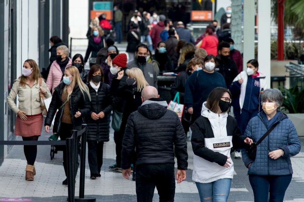 Un grupo de personas pasea por las inmediaciones de un centro comercial en Cataluña antes del inicio de la Navidad.EFE/Enric Fontcuberta