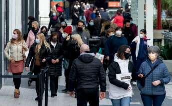 Un grupo de personas pasea por las inmediaciones de un centro comercial en Cataluña antes del inicio de la Navidad.EFE/Enric Fontcuberta