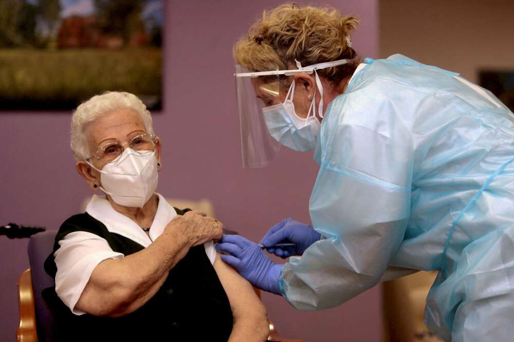 Araceli, una mujer de 96 años, residente en el centro de mayores Los Olmos de Guadalajara capital, ha recibido la primera dosis de la vacuna en España. EFE/Pepe Zamora