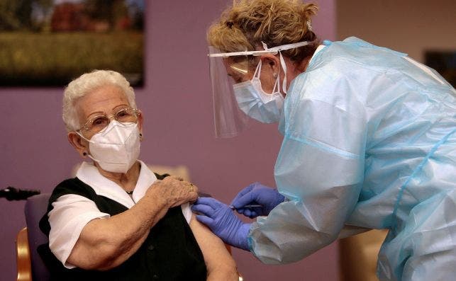 Araceli, una mujer de 96 años, residente en el centro de mayores Los Olmos de Guadalajara capital, ha recibido a las 9.00 horas la primera dosis de la vacuna en España. EFE/Pepe Zamora