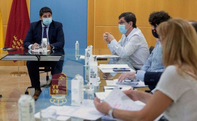 El presidente de Murcia Fernando López Miras, durante un momento de la reunión del comité de seguimineto del COVID-19, este lunes en el Palacio de San Esteban, sede del gobierno regional. EFE/Marcial Guillén