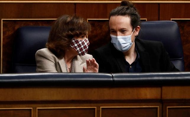 La vicepresidenta primera del Gobierno, Carmen Calvo, y el vicepresidente segundo, Pablo Iglesias, durante el pleno del Congreso en el que se aprobaron los presupuestos de 2021, el 3 de diciembre de 2020 | EFE/Mariscal