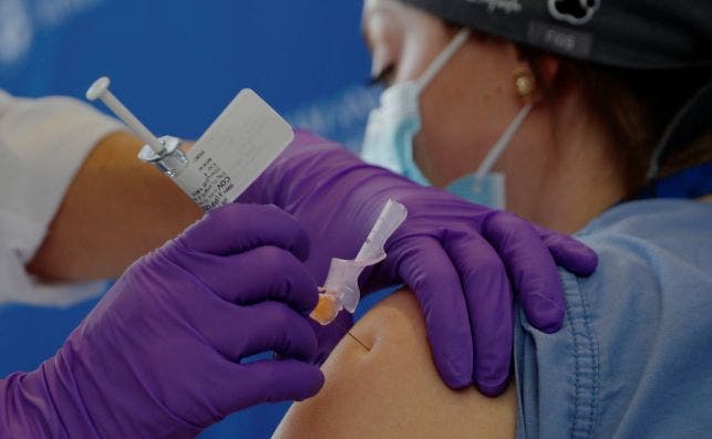 Una médico de emergencias del un hospital de Boston, Massachusetts (EEUU), recibe la vacuna Covid de Pfizer-Biontech, el 16 de diciembre de 2020 | EFE/EPA/BS