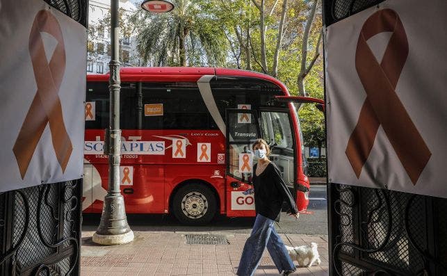 Un autobús naranja con los lazos naranja de protesta contra la Ley Celaá, que limita los derechos de las escuelas concertadas / EP