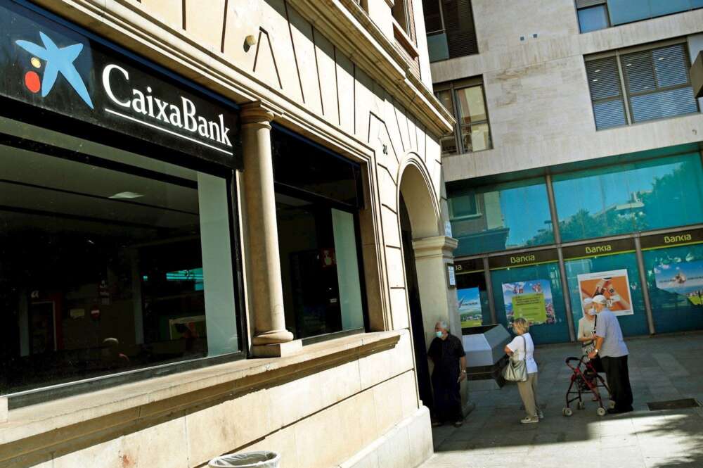 Dos oficinas de Caixabank y Bankia cercanas. EFE