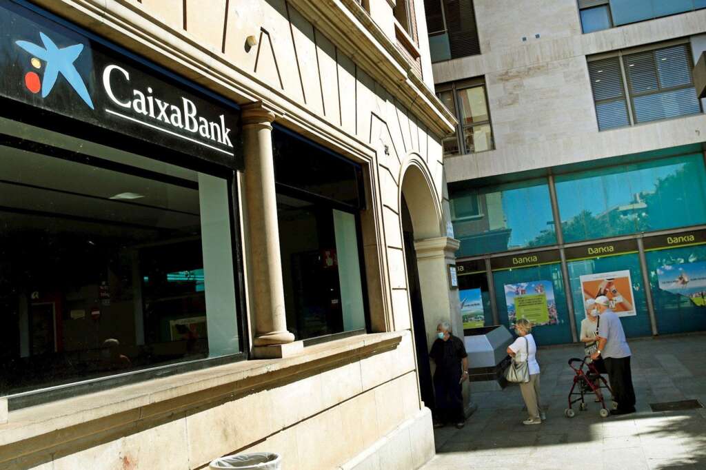 Dos oficinas de Caixabank y Bankia cercanas. EFE